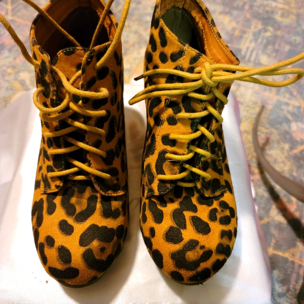 Women's wedge boots